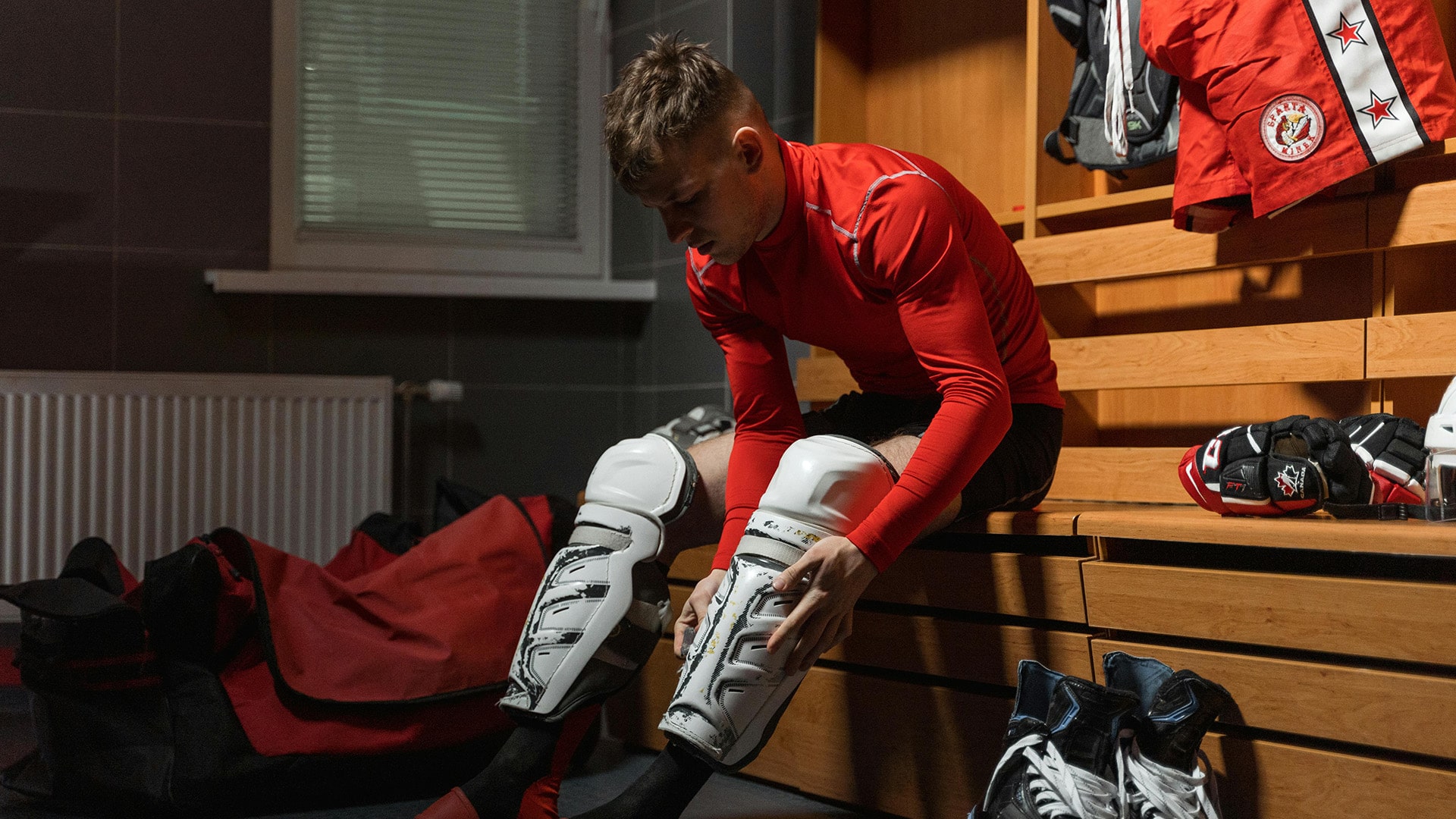 sporter-is-zich-aan-het-klaarmaken-in-de-sportschool-voor-de-training-of-wedstrijd