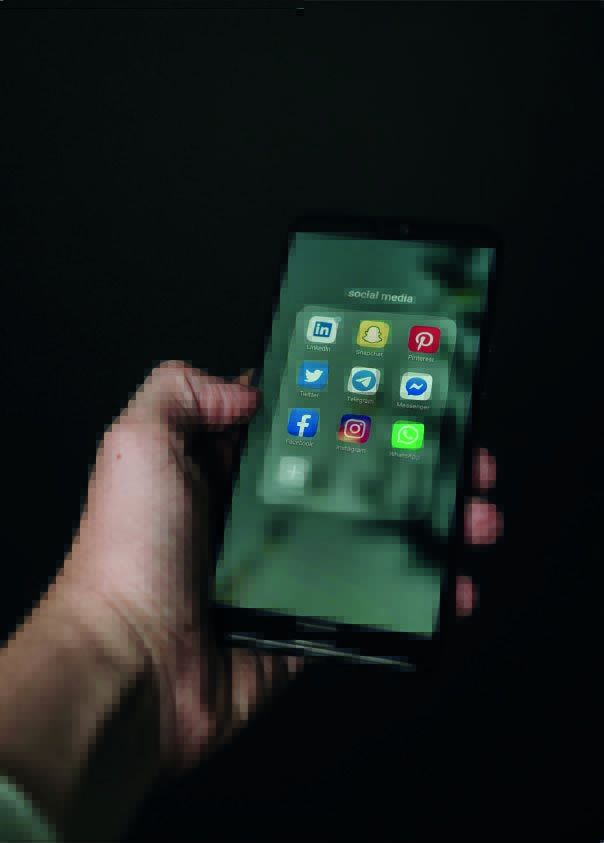 telefoon-in-de-hand-met-sociale-media-iconen