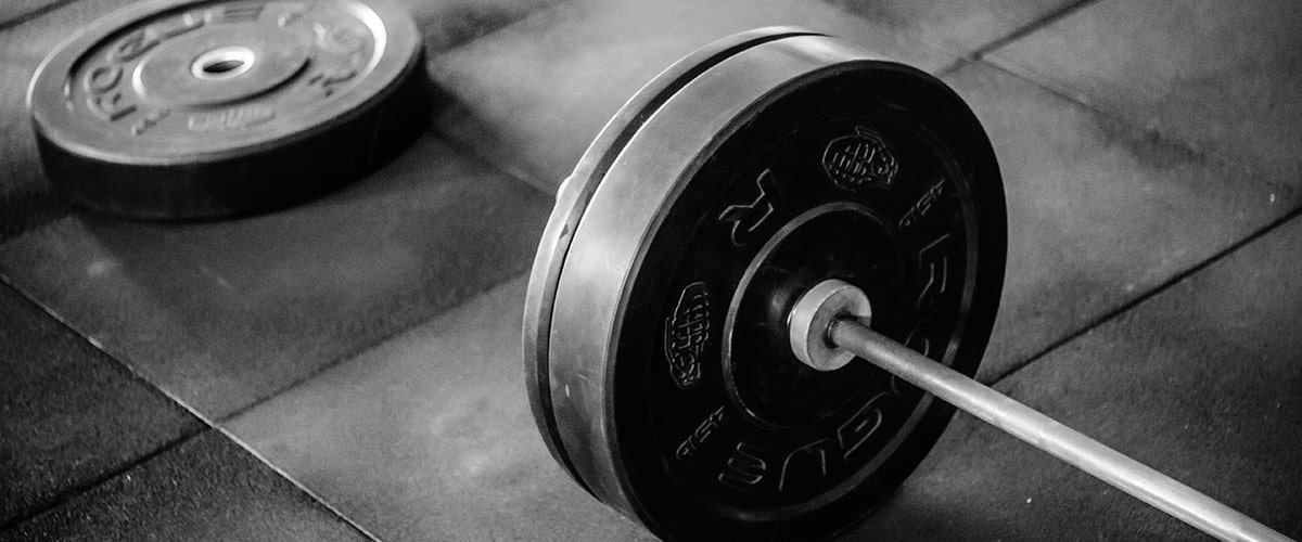 gewichten-in-de-sportschool-om-gewicht-te-heffen