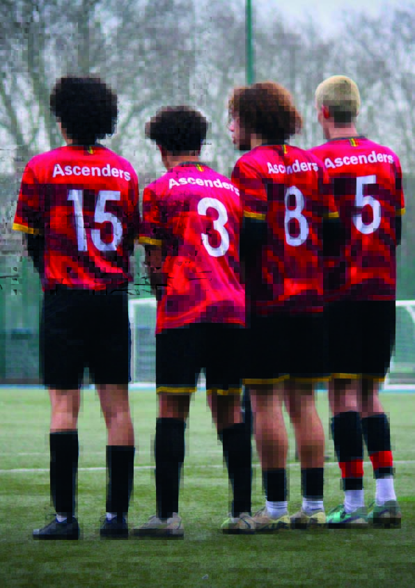voetballers-met-rug-naar-camera-teamkleding