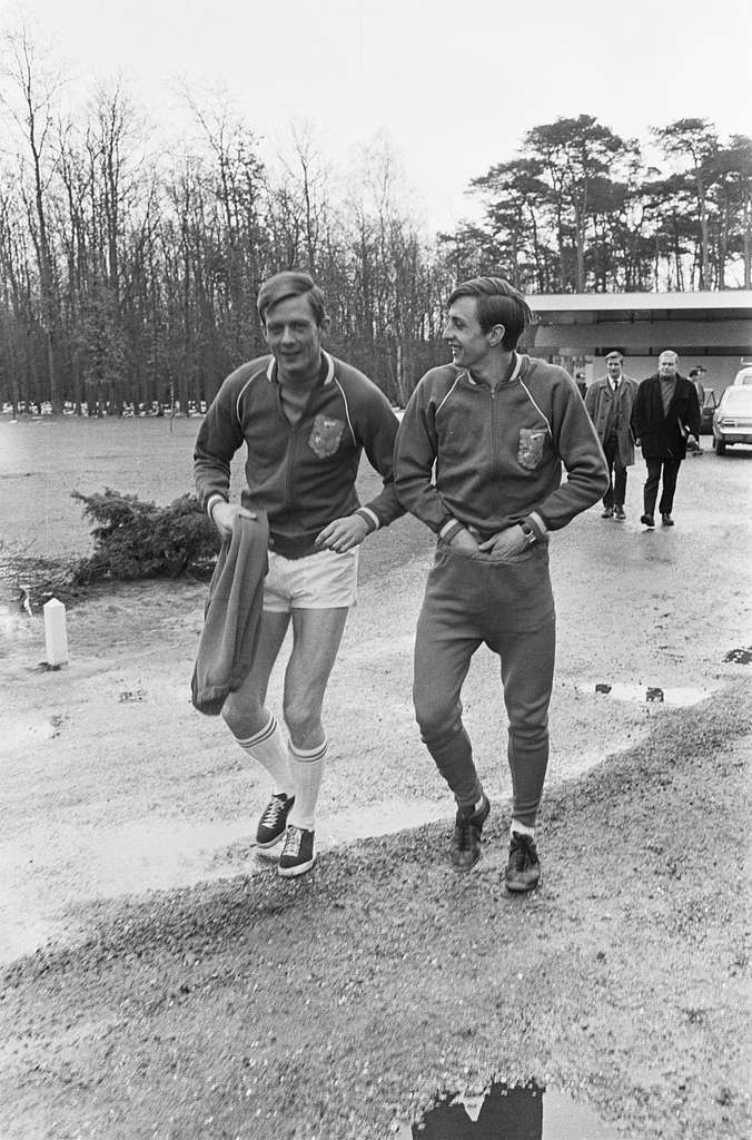 training-nederlands-elftal-nico-van-zoghel-met-johan-cruijf-tijdens-johan-cruijf-run